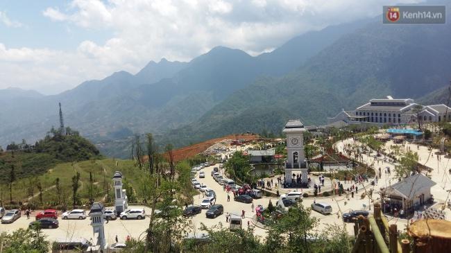 Người và xe đổ về Sa Pa đông nghịt, du khách xếp hàng dài mua vé cáp treo lên Fansipan - Ảnh 1.