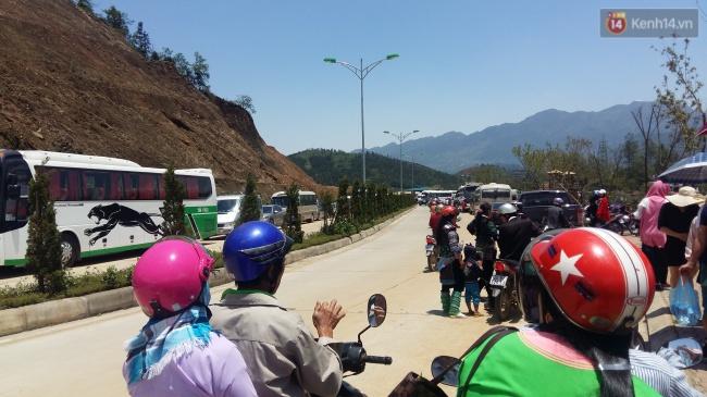 Người và xe đổ về Sa Pa đông nghịt, du khách xếp hàng dài mua vé cáp treo lên Fansipan - Ảnh 6.