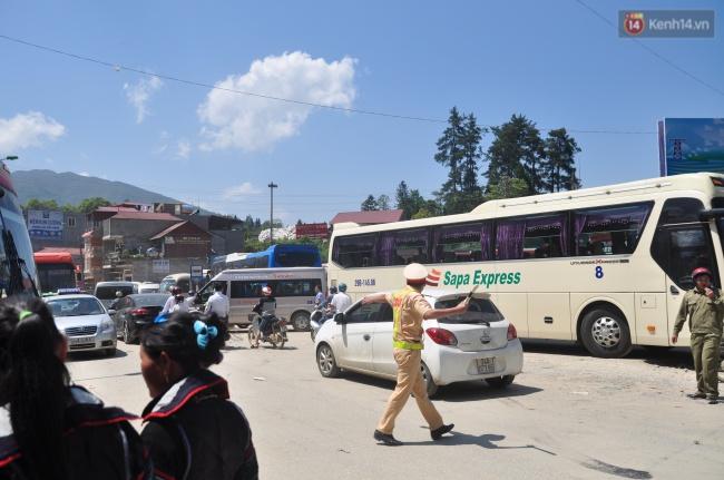 Người và xe đổ về Sa Pa đông nghịt, du khách xếp hàng dài mua vé cáp treo lên Fansipan - Ảnh 3.