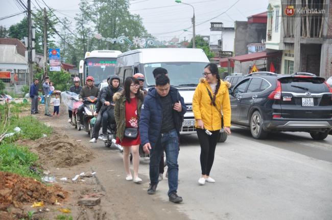 Người và xe đổ về Sa Pa đông nghịt, du khách xếp hàng dài mua vé cáp treo lên Fansipan - Ảnh 4.