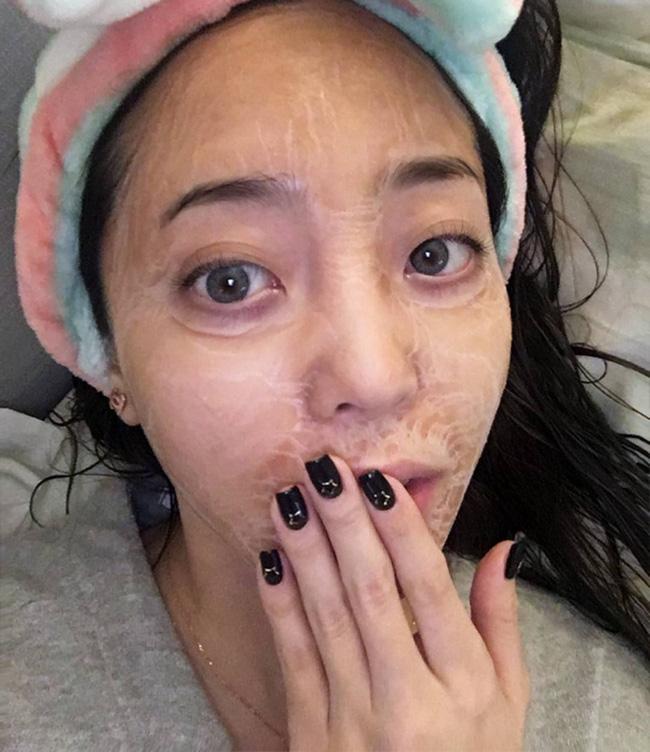 Loại mặt nạ kỳ dị khiến da bạn nhăn nheo như cụ già nhưng sau đó là căng bóng, mịn mượt như da em bé - Ảnh 1.