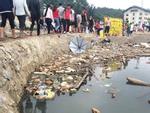Chùm ảnh: Quá tải du khách, biển Sầm Sơn ngập rác ra sát tận mặt nước