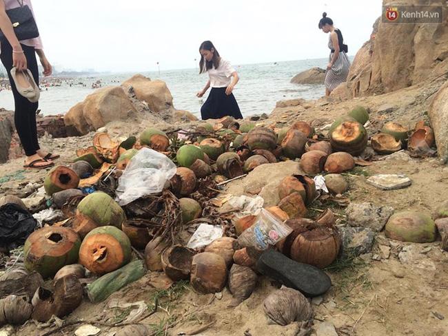 Chùm ảnh: Quá tải du khách, biển Sầm Sơn ngập rác ra sát tận mặt nước - Ảnh 7.