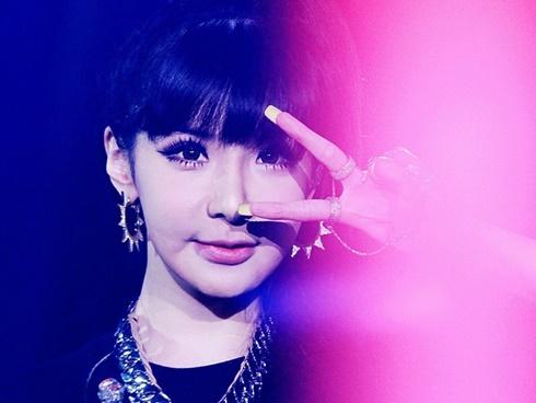 Park Bom tự nhận thuộc YG, YG phủ nhận, chuyện gì đang diễn ra?