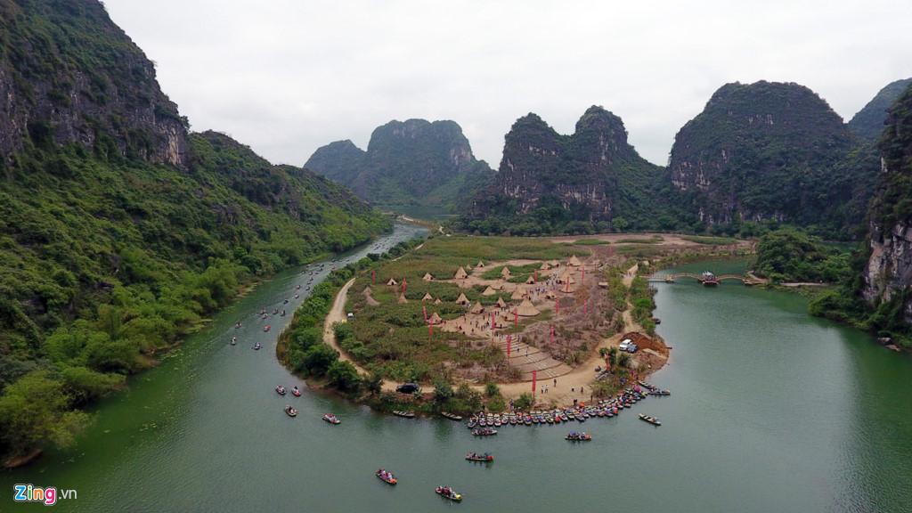 Nằm cạnh khu danh thắng Tràng An, ngôi làng thổ dân trong phim 