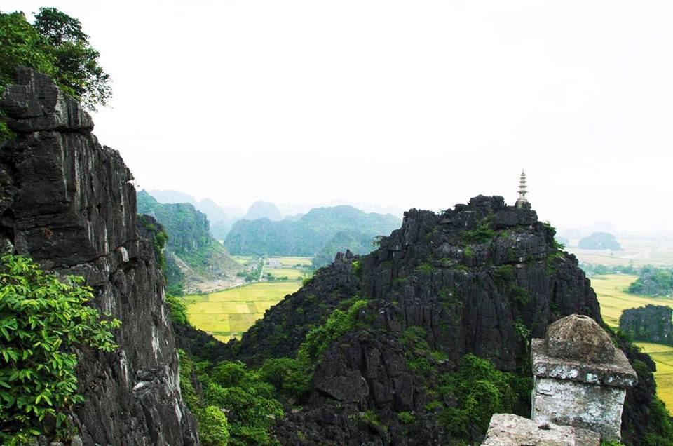 Hang Múa nằm dưới chân núi Múa, trong quần thể khu du lịch sinh thái thuộc địa phận thôn Khê Đầu Hạ, xã Ninh Xuân, Hoa Lư, Ninh Bình. Ảnh: Bùi Trường Chung.