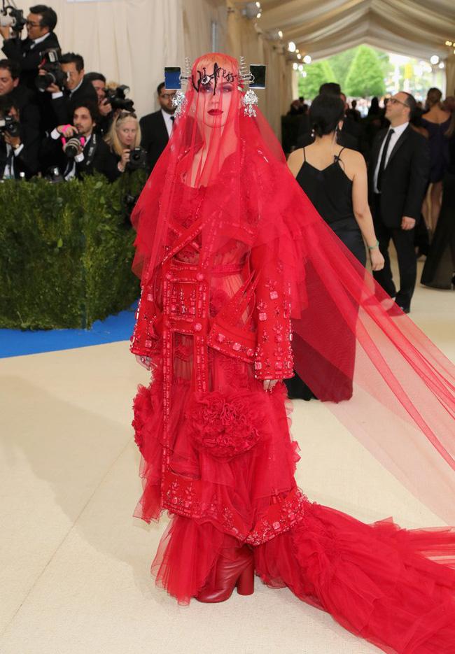 Thảm đỏ Met Gala 2017: Rihanna và Katy Perry cùng mặc dị chặt chém toàn bộ khách mời - Ảnh 2.