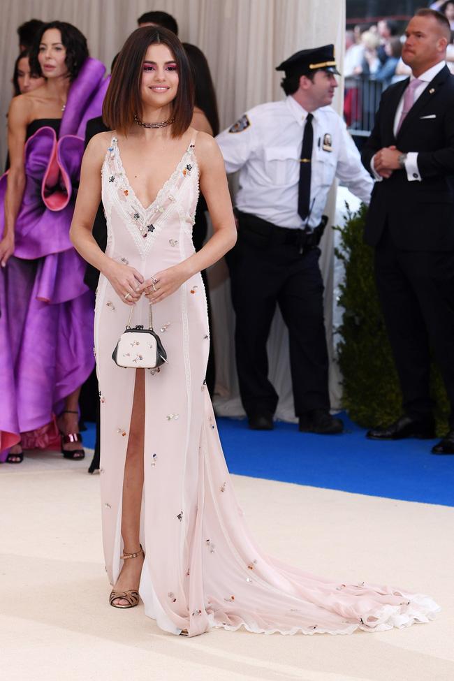 Thảm đỏ Met Gala 2017: Rihanna và Katy Perry cùng mặc dị chặt chém toàn bộ khách mời - Ảnh 5.