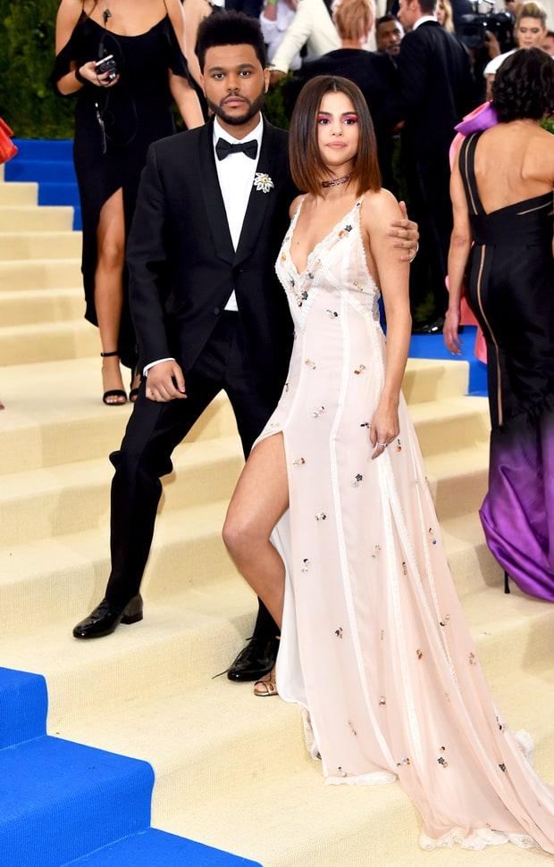 Selena tình tứ bên The Weeknd cực dễ thương tại Met Gala sau khi suýt chạm mặt mẹ Bella Hadid - Ảnh 8.