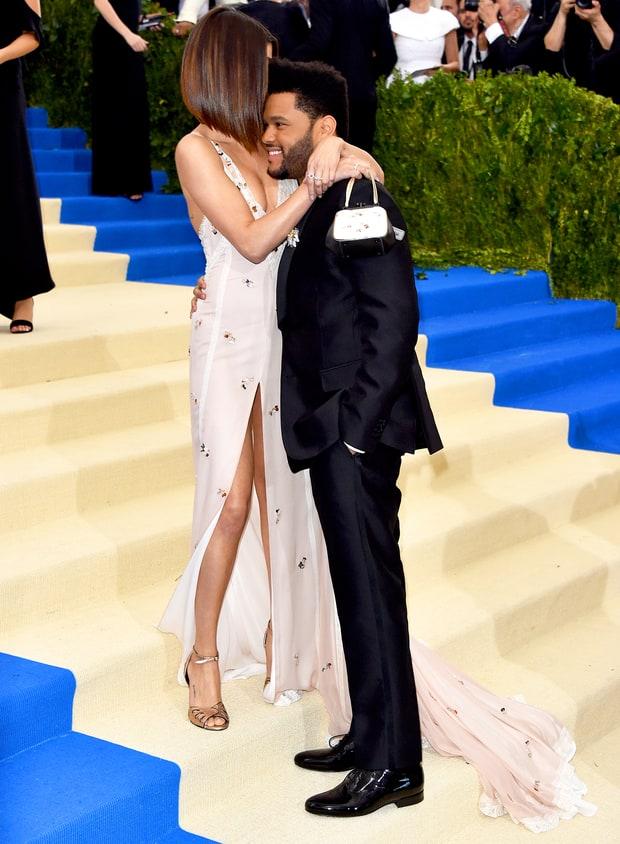Selena tình tứ bên The Weeknd cực dễ thương tại Met Gala sau khi suýt chạm mặt mẹ Bella Hadid - Ảnh 9.
