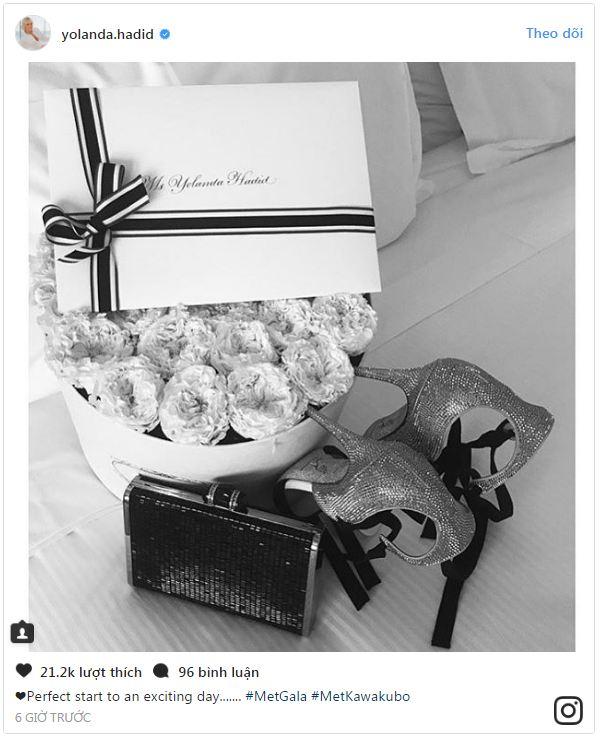 Selena tình tứ bên The Weeknd cực dễ thương tại Met Gala sau khi suýt chạm mặt mẹ Bella Hadid - Ảnh 11.