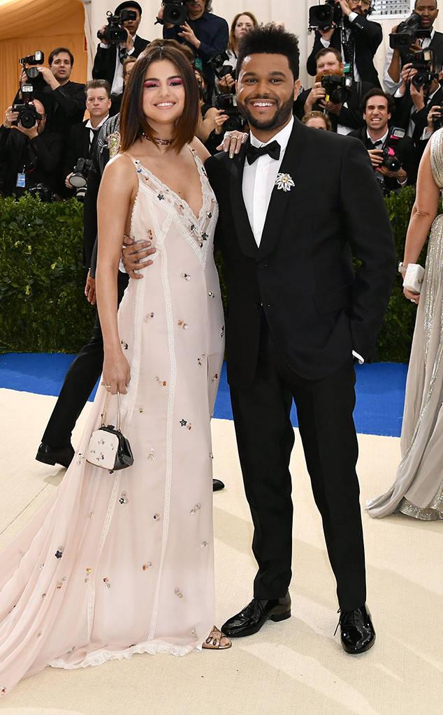 Selena tình tứ bên The Weeknd cực dễ thương tại Met Gala sau khi suýt chạm mặt mẹ Bella Hadid - Ảnh 1.