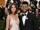 Selena tình tứ bên The Weeknd cực dễ thương tại Met Gala sau khi suýt chạm mặt mẹ Bella Hadid