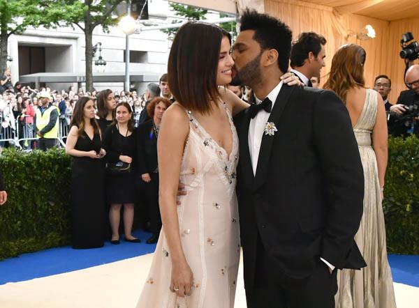 Selena tình tứ bên The Weeknd cực dễ thương tại Met Gala sau khi suýt chạm mặt mẹ Bella Hadid - Ảnh 7.
