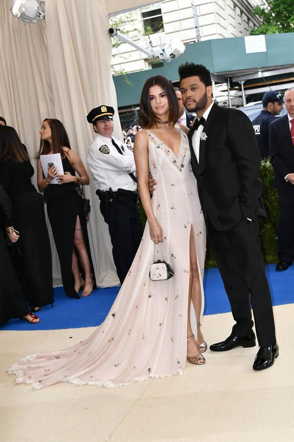 Selena tình tứ bên The Weeknd cực dễ thương tại Met Gala sau khi suýt chạm mặt mẹ Bella Hadid - Ảnh 6.