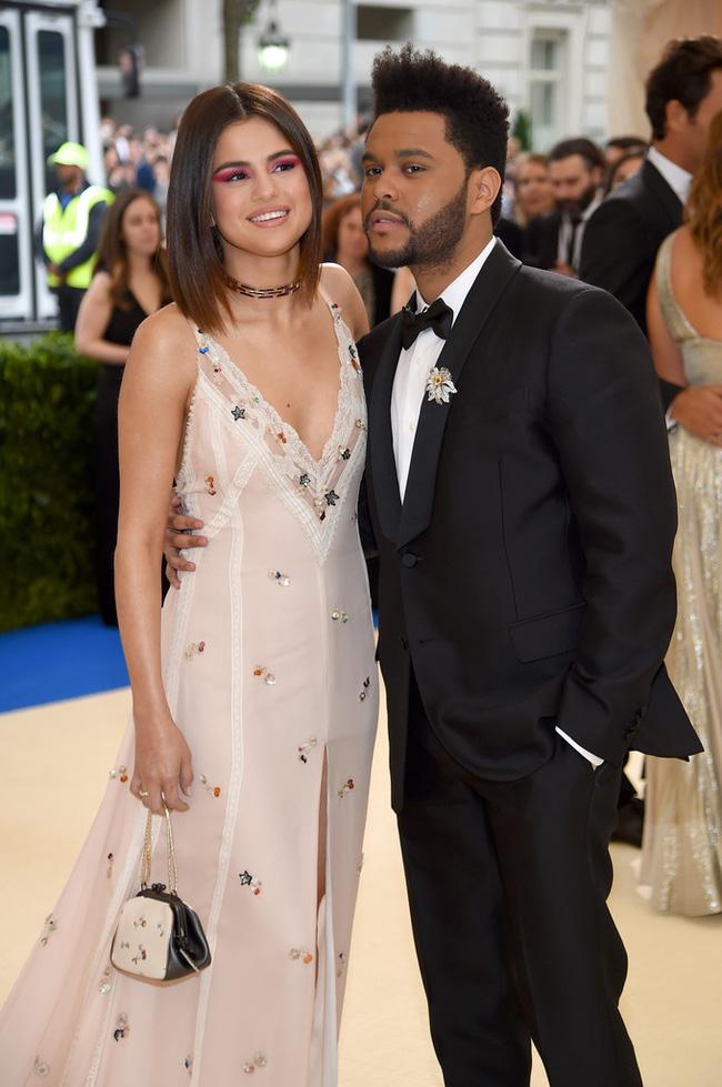 Selena tình tứ bên The Weeknd cực dễ thương tại Met Gala sau khi suýt chạm mặt mẹ Bella Hadid - Ảnh 3.