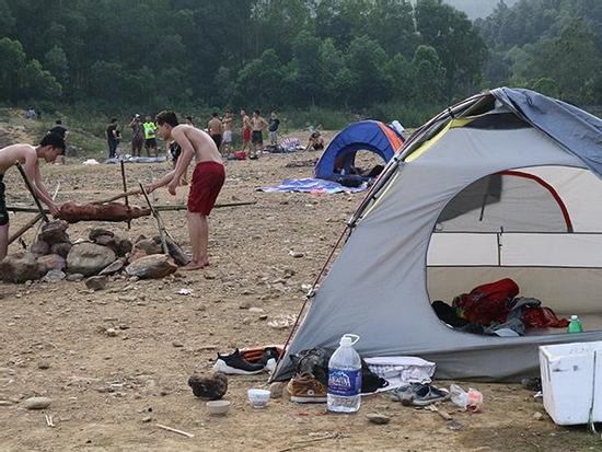 Hà Nội: Du khách hạ trại bên hồ Hàm Lợn ngập rác thải