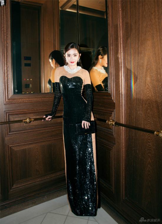 duong-mich-bi-che-gieu-trong-nhu-mieng-com-cuon-rong-bien-khi-du-met-gala