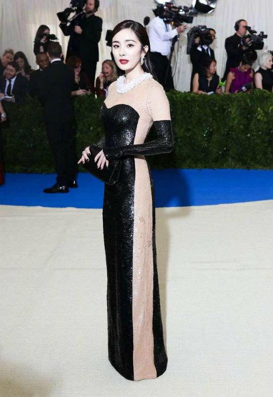 duong-mich-bi-che-gieu-trong-nhu-mieng-com-cuon-rong-bien-khi-du-met-gala-4