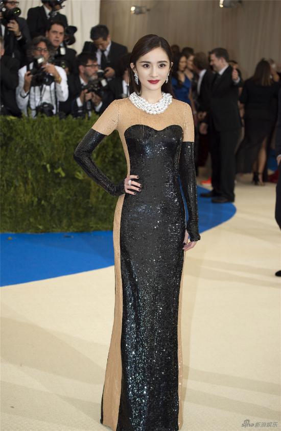 duong-mich-bi-che-gieu-trong-nhu-mieng-com-cuon-rong-bien-khi-du-met-gala-3