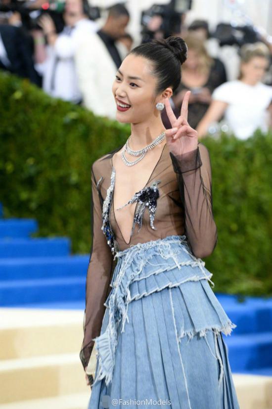 duong-mich-bi-che-gieu-trong-nhu-mieng-com-cuon-rong-bien-khi-du-met-gala-6