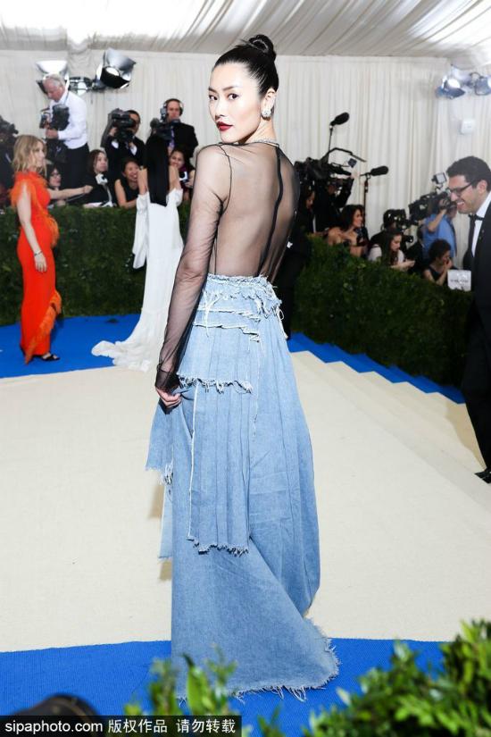 duong-mich-bi-che-gieu-trong-nhu-mieng-com-cuon-rong-bien-khi-du-met-gala-8