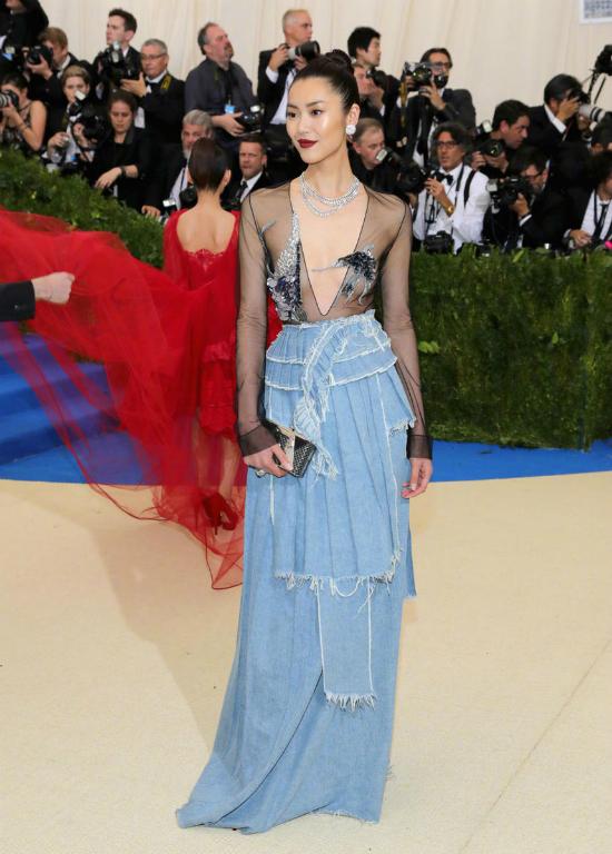 duong-mich-bi-che-gieu-trong-nhu-mieng-com-cuon-rong-bien-khi-du-met-gala-5