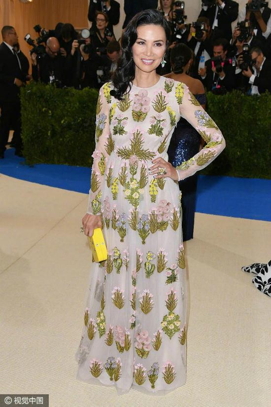 duong-mich-bi-che-gieu-trong-nhu-mieng-com-cuon-rong-bien-khi-du-met-gala-11