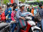 Kết thúc 4 ngày nghỉ lễ, người dân lỉnh kỉnh đồ đạc quay lại Hà Nội và Sài Gòn