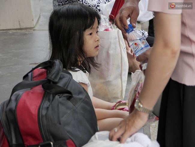 Kết thúc 4 ngày nghỉ lễ, người dân lỉnh kỉnh đồ đạc quay lại Hà Nội và Sài Gòn - Ảnh 12.