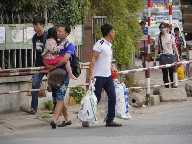 Kết thúc 4 ngày nghỉ lễ, người dân lỉnh kỉnh đồ đạc quay lại Hà Nội và Sài Gòn - Ảnh 6.