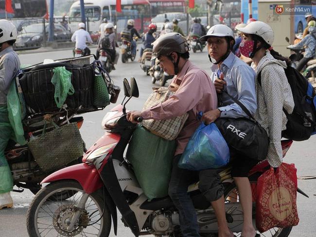 Kết thúc 4 ngày nghỉ lễ, người dân lỉnh kỉnh đồ đạc quay lại Hà Nội và Sài Gòn - Ảnh 15.