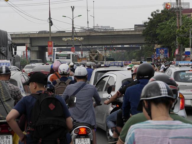 Kết thúc 4 ngày nghỉ lễ, người dân lỉnh kỉnh đồ đạc quay lại Hà Nội và Sài Gòn - Ảnh 3.