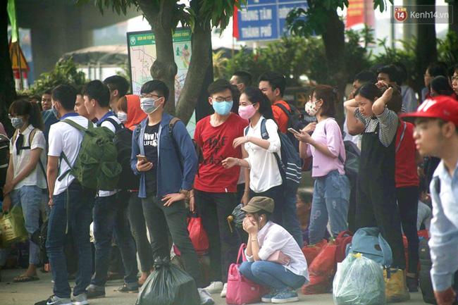 Kết thúc 4 ngày nghỉ lễ, người dân lỉnh kỉnh đồ đạc quay lại Hà Nội và Sài Gòn - Ảnh 10.