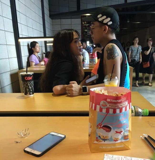 Phở và SunHt bị bắt gặp tình tứ đi xem phim tại Hà Nội, dập tắt tin đồn rạn nứt tình cảm - Ảnh 1.