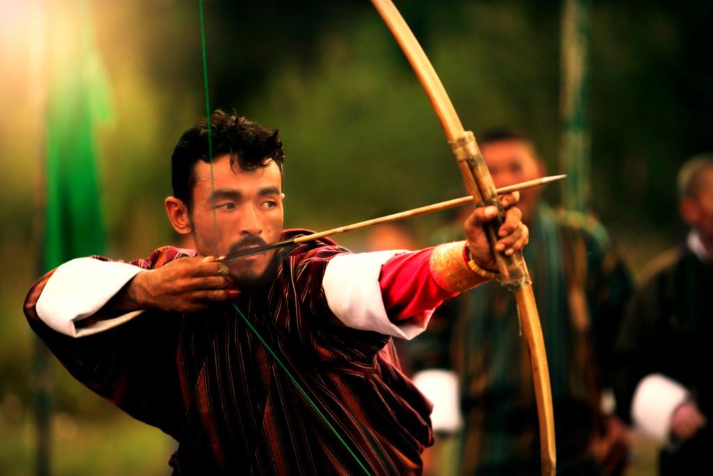 6. Tình yêu cuồng nhiệt với môn bắn cung: Dường như trên đất nước Bhutan lúc nào cũng có một cuộc thi đấu bắn cung diễn ra. Trong chuyến du lịch 17 ngày tại Bhutan của Will Hatton, anh đã chứng kiến cuộc tranh tài giữa 2 ngôi làng ở độ cao 4.200 m. Cung thủ mặc váy truyền thống, nhắm vào bia ngắm cách 140 m có kích thước bằng một chiếc đĩa. Dân làng đi bộ gần 2 ngày qua các ngọn núi để đến khu vực thi đấu. Hễ một cung thủ bắn xong, cả 2 đội đều nhảy và hát tựa như những chiến binh Bhutan cổ xưa. Ảnh: Norbuling.