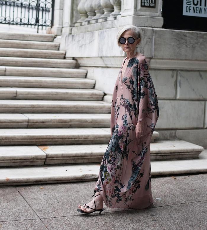 Mê mẩn gu thời trang chất đừng hỏi của bà giáo 63 tuổi bị nhầm là ngôi sao nổi tiếng