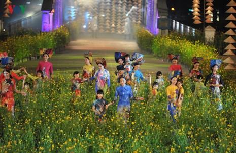 Mặc áo dài Việt, đội mũ Hoàng Châu cách cách? - ảnh 3