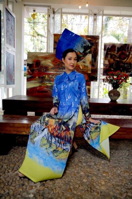 Mặc áo dài Việt, đội mũ Hoàng Châu cách cách? - ảnh 2