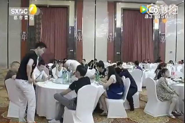 Chu re song ao, co dau goi canh sat bat chong ngay tai dam cuoi hinh anh 2