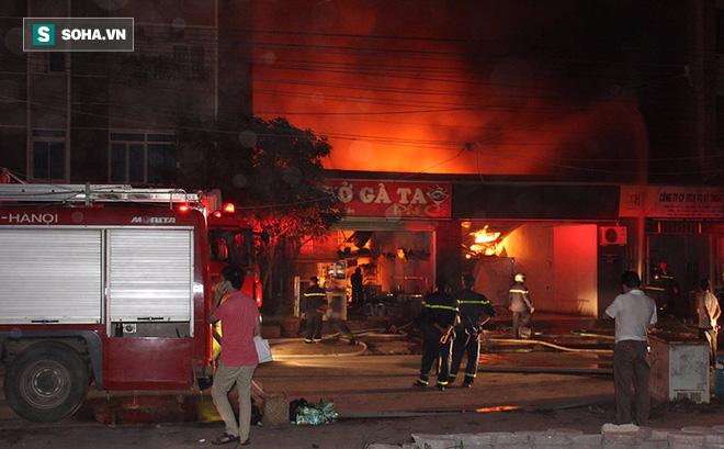 Hà Nội: Xưởng gỗ bốc cháy dữ dội trong đêm