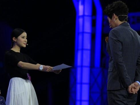 Cô gái xinh đẹp tỏ tình bằng cách mang hợp đồng hôn nhân đến 'bắt người'