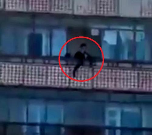 me tam than sat hai roi nem xac con gai 12 tuoi tu ban cong tang 9 xuong dat - 1