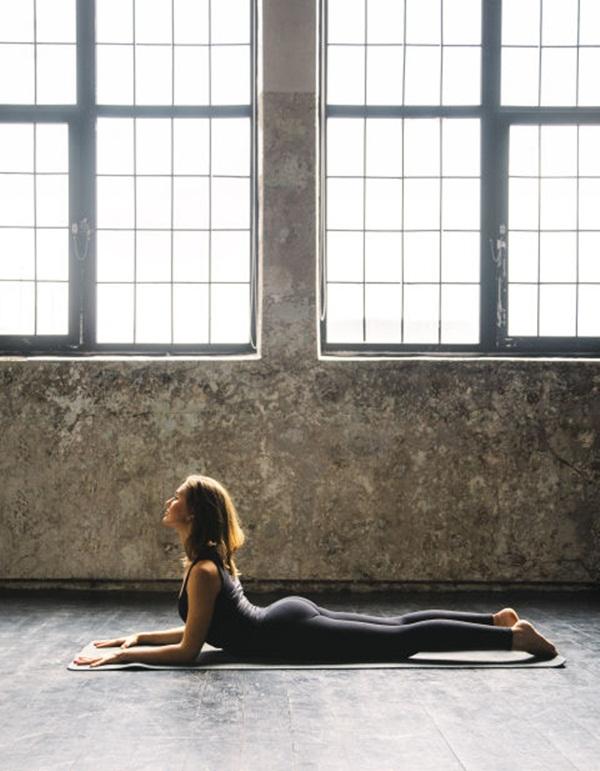 10 tư thế yoga dễ tập dành cho các cô nàng muốn vận động ở công sở - Ảnh 2.