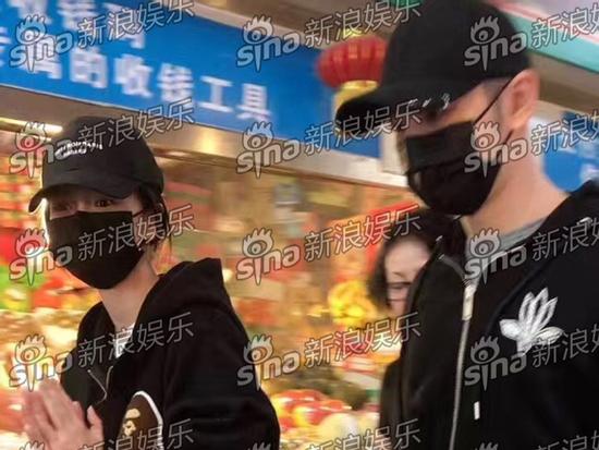 Mua nhà cả trăm tỷ, Angela Baby - Huỳnh Hiểu Minh vẫn giản dị đi chợ bình dân