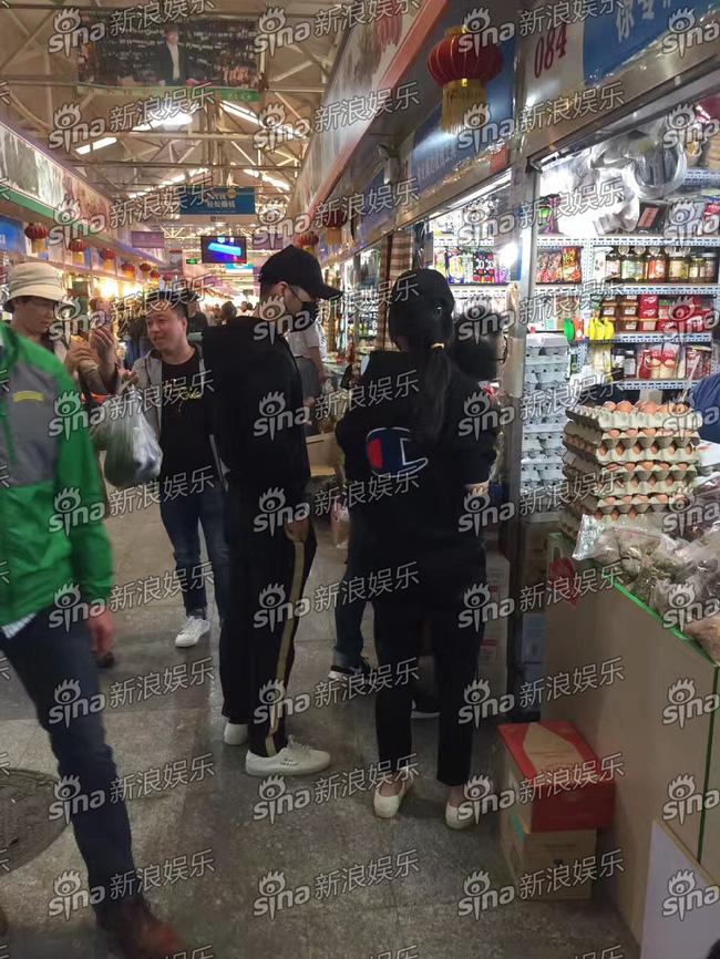 Mua nhà cả trăm tỷ, Angela Baby - Huỳnh Hiểu Minh vẫn giản dị đi chợ bình dân - Ảnh 1.