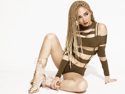 Tóc Tiên gợi cảm đến 'chết người' khi tết tóc và mặc đồ giống hệt Rihanna