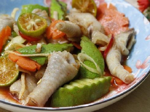 Chân gà xóc xoài xanh, món ăn vặt đang được 'săn lùng' khắp nơi
