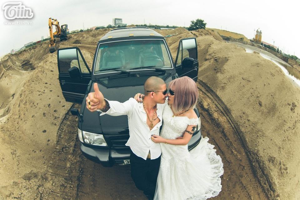 Cặp đôi tâm sự, họ đều không phải là tuýp người lãng mạn nên cách hẹn hò của hai vợ chồng thường chỉ là đưa nhau đi đâu đó xa rồi ngắm cảnh.