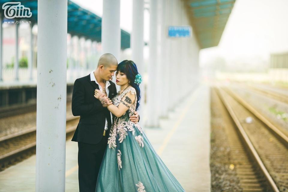 Khánh Ly chia sẻ về bộ ảnh cưới: 'Hai đứa mình đều là người cá tính, chỉ thích chụp một bộ ảnh phải cá tính và khác hẳn mọi người. Dù cũng có người phản đối nói rằng cô dâu mà trông chẳng giống cô dâu nhưng mình vẫn muốn làm theo sở thích của mình nên vẫn chụp'.